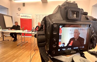 Bischofskonferenz-Generalsekretär Peter Schipka und Erzbischof Franz Lackner brachten von der Herbstkonferenz der Österreichischen Bischöfe ein Hirtenwort mit.