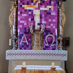 Margarethe Gollob entwarf das Motiv, mit Sylvia Ranegger wurde die Idee in Patchworkoptik ausgeführt.