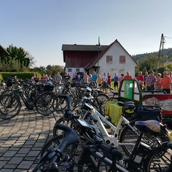 Mehr als 100 RadlerInnen radelten zur Kapelle nach Glatzau.