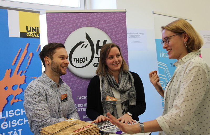 Ob als Einzelperson, mit Freunden oder mit der Schulklasse - der theotag informiert über das breite Berufsfeld in kirchlichen Einrichtungen.