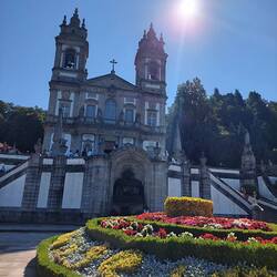 [TAG 3] Braga Unseren letzten Tag im Norden von Portugal nutzten wir um den Wallfahrtsort Santuario Bom Jesus do Monte mit Blick auf die Stadt Braga zu besuchen. Über eine barocke Treppe mit 600 Stufen erreichten wir die Basilika. 