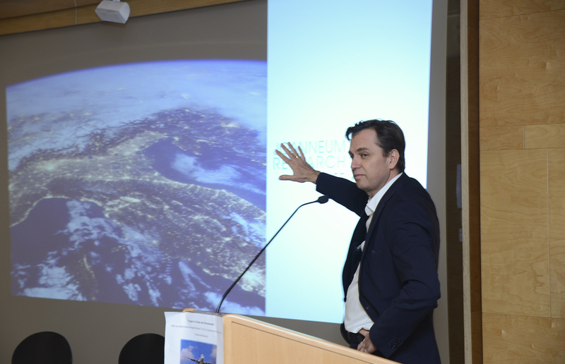 Podiumsdiskussion Fliegen / Sonntagsblatt, Christina Plankensteiner Franz Prettenthaler, Leiter der Abteilung Klima, Energie und Gesellschaft beim steirischen Joanneum Research erläuterte interessante Details zum Thema globale Erwärmung.