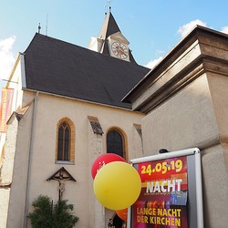 Kirche Langenwang mit Luftballons       