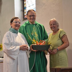 Gratulation! Susanne Linhardt, Vikar Gerhard Hatzmann, Margret Hofmann