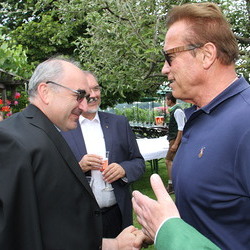 Bischof Wilhelm Krautwaschl mit Arnold Schwarzenegger