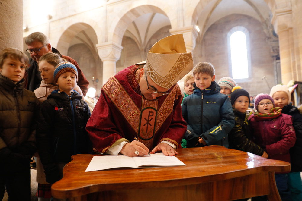 Bischof Wilhelm Krautwaschl unterzeichnet Zukunftsbild der Diözese Graz Seckau