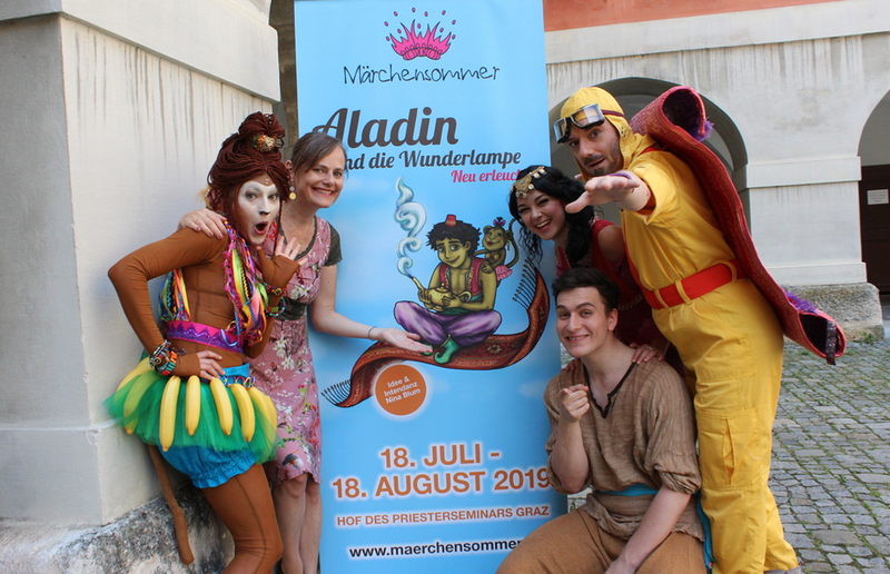 'Plötzlich wird aus meiner deine Welt' – Die Schauspielerinnen und Schauspieler lassen Kinder sowie Erwachsene für einen Abend ins Märchenland eintauchen. 