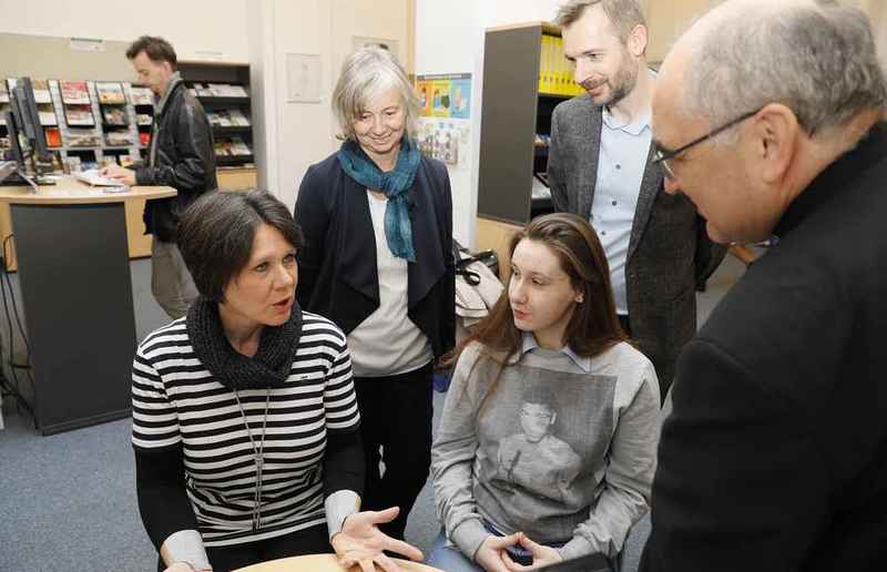 Gerd Neuhold, Sonntagsblatt Bischof Wilhelm Krautwaschl besucht mit Geschäftsführer Bernhard Schwarzenegger AMS-Stellen.