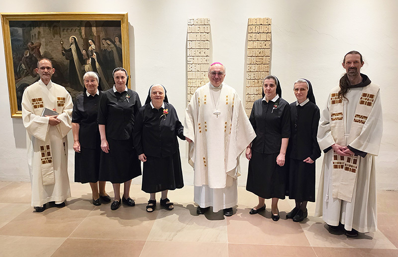 Jubelprofess bei den Franziskanerinnen von der Unbefleckten Empfängnis ('Grazer Schulschwestern') / Krautwaschl Eduard Prenga, Provinzoberin Sr. Sonja, Sr. Laureta (25J.), Sr. Manuela (65J.), Sr. Laura (25J.), Generaloberin Sr. Loreta, P. Andreas HollSr.