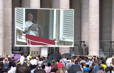 Gläubige am Petersplatz beim Angelusgebet mit Papst Leo XIV.