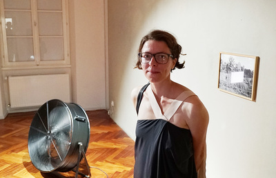 Ulrike Königshofer vor ihrem Werk „Wind, 25.10.2015“.