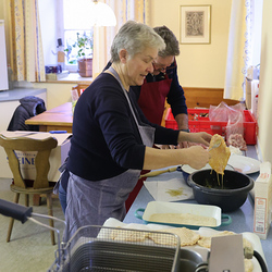 Auch Familie Suppanschitz war schon in aller Früh im Einsatz und bereitete die Schnitzel für die Danke-Jause vor.