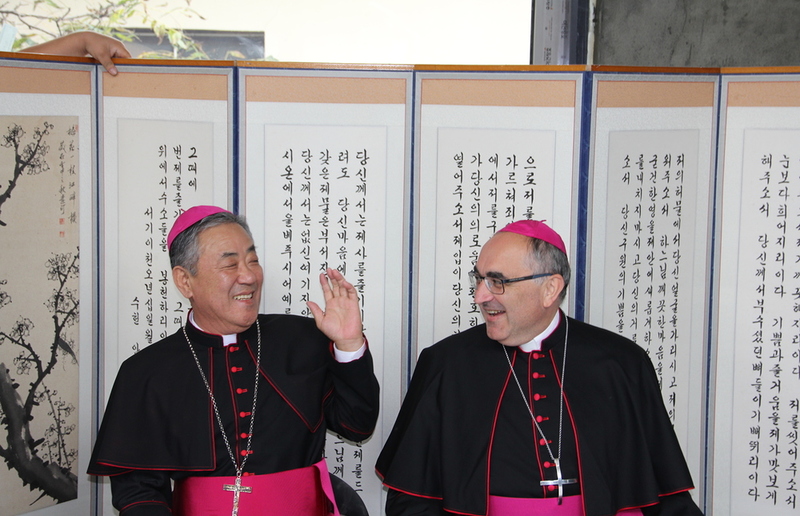 Foto: Sonntagsblatt Bischof Konstantin Bae und Bischof Wilhelm Krautwaschl bei einem Austausch im Rahmen des 800-Jahr-Jubiläums der Diözese Graz-Seckau.