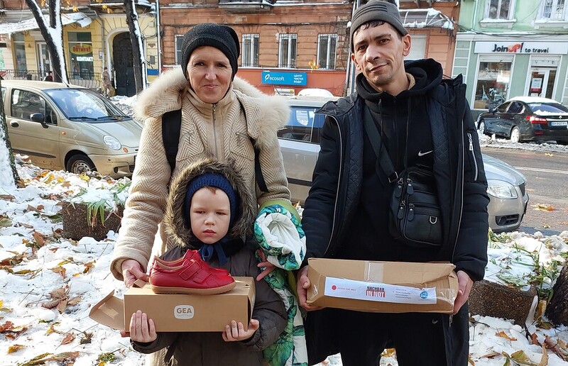 Regelmäßige Hilfstransporte versorgen die notleidende Bevölkerung in der Ukraine – vorwiegend Familien und ältere Personen – mit dringend benötigten Lebensmittelpaketen, warmer Kleidung sowie Feuerholz.