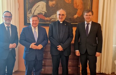 Bildungslandesrat Werner Amon (2. v. li., mit Büroleiter Arthur Winkler-Hermaden, li.) zum ersten Besuch bei Diözesanbischof Wilhelm Krautwaschl und dem diözesanen Schulamtsleiter Walter Prügger.