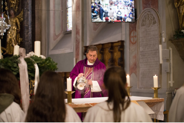 Gertraud Toth Die Live-Übertragungen der Hl. Messe aus der Stadtpfarrkirche Hartberg mit Pfarrer Josef Reisenhofer sind für viele Menschen eine gute Möglichkeit, Gottesdienste mitzufeiern.