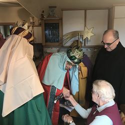 Bischof Wilhelm Krautwaschl begleitete die Sternsinger in Nestelbach.