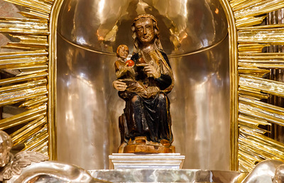 Die 'Magna Mater Austriae' von Mariazell ist nur wenige Tage im Jahr ohne eines der 150 aufwendig verzierten Gewänder zu sehen.