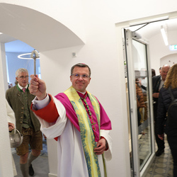 Festmesse und Segnung des neu renovierten Pfarrhofes in Dobl mit Weihbischof Johannes Freitag.