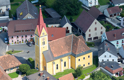 Eine Besonderheit in der Pfarrkirche stellt das fünfstimmige Geläute dar. Es sind ein vollkommener Dur-sowie Mollakkord zu hören.