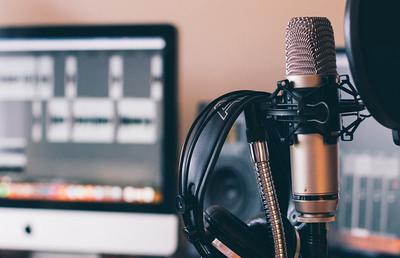 Zahlreiche Menschen machen es sich bereits hinter dem Mikrofon bequem und produzieren ihre eigenen Podcasts. Bei der Menge verliert man leicht den Überblick. 
