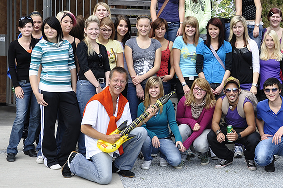Antenne Steiermark (Archiv) Mit der Antenne-Luftgitarre und mit seinen Radiogedanken begeistert Walter Drexler auch seine BerufschülerInnen.