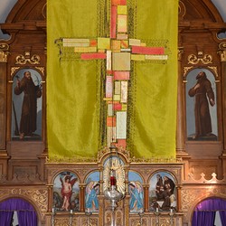 19 Schülerinnen des BORG Murau nahmen die Herausforderung an und verbanden Traditionelles mit modernen Ideen - Fastentuch aus dem gelben Stoff der einstigen Verhüllungsaktion