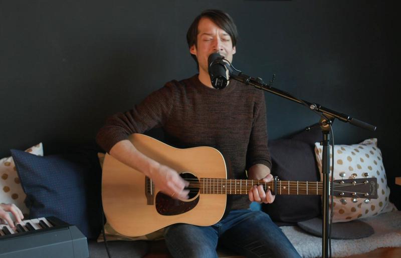 Video Screenshot Florian Pfannhofer: 'Es passiert immer wieder, dass mich eine Geschichte oder ein einzelner Vers aus der Bibel einfach packt, in mir weiterklingt und zu einem Lied wird'