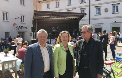 Integrationsbeauftragter Erich Hohl, Landtagspräsidentin Bettina Vollath, Stadtpfarrer Wolfgang Schwarz (v.l.n.r.; Foto: KA)