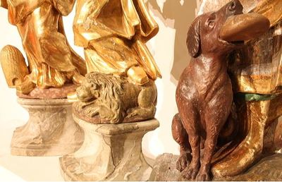 In Kirchenräumen erscheinen Tiere häufig als Begleiter von Heiligen. - Hl. Ambrosius mit Bienenstock, Hl. Hieronoymus mit Löwe, Hl. Rochus von Montpellier mit Hund