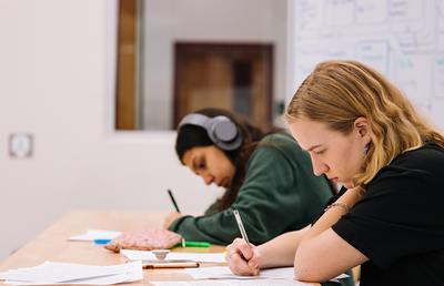 Ab der 9. Schulstufe gibt es ab diesem Schuljahr Ethikunterricht für alle, die nicht am Religionsunterricht teilnehmen.