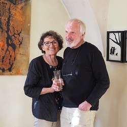 Hedi und Franz Pichler  mit Bild im Gewölbe im Pfarrhof      