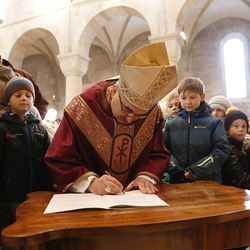 Nachdem das Kirchenjahr im Advent beginnt, sind wir noch im Jahr 2017, als  das Jubiläumsjahr offiziell in der neu renovierten Basilika in Seckau eröffnet wird. Bischof Wilhelm Krautwaschl unterschreibt das  Zukunftsbild.