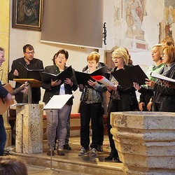 der Chor Nix4unguat singt in der Kirche      