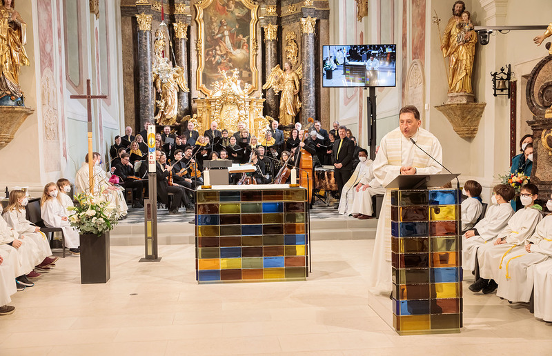 Sonntagsblatt, Gerd Neuhold Altarweihe in der Stadtpfarrkirche Hartberg nach Innenrenovierung