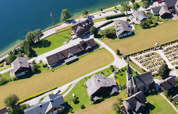 Malerisch: Grundlsee und Pfarrkirche / Foto: Katholische Kirche Steiermark / Schiffer