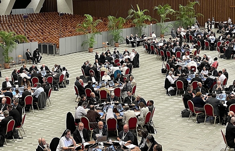 Zum ersten Mal waren Männer und Frauen aufgrund ihrer Taufe eingeladen, an einem Tisch zu sitzen und nicht nur an den Diskussionen, sondern auch an den Abstimmungen dieser Bischofssynode teilzunehmen.