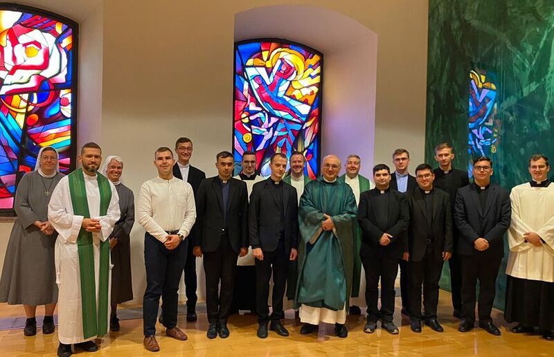 Weltkirche in der Diözese / Katholische Kirche Steiermark Bei der Sommerkirche waren elf Priester und Seminaristen zu Gast in der Diözese Graz-Seckau und feierten im Priesterseminar mit Diözesanbischof Wilhelm Krautwaschl.