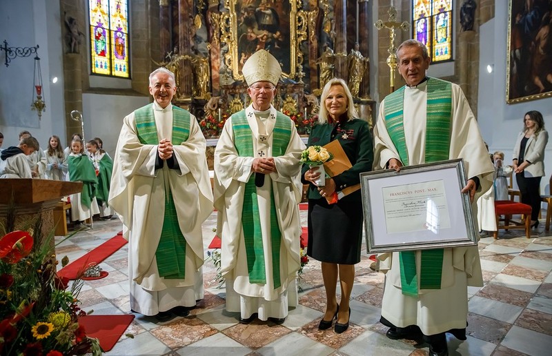 Ingrid Flick erhielt den Silvesterorden für ihre Verdienste in Glaube, Kirche und Gemeinschaft.
