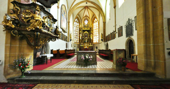Ein noch größeres Gefühl der Zusammengehörigkeit soll erlebbar werden, wenn die BesucherInnen nicht in den Bänken Platz nehmen, sondern sich um den Altar versammeln. 