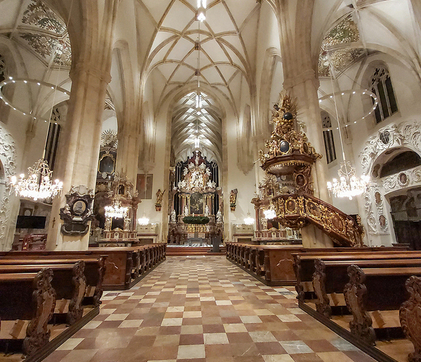 Der Hochaltar, der nach Entwurf Georg Krämers 1730/33 errichtet wurde, besteht aus buntem Marmor. Er ist ein Hauptwerk der spätbarocken Altarbaukunst in der Steiermark.