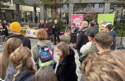 Start am Grazer Tummelplatz: Diözesanbischof Wilhelm Krautwaschl und Cariats-Direktorin Nora Tödtling-Musenbichler freuten sich über den Start der Jugendaktion '72 Stunden ohne Kompromiss'