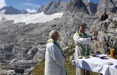 Bischof Manfred Scheuer feierte 2016 eine Bergmesse vor der eindrucksvollen Kulisse des Dachsteins.