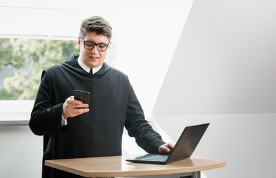 Fr. Vinzenz ist einer der Hauptverantwortlichen für den Social-Media-Auftritt des Stiftes.