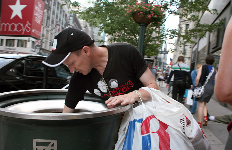 'Es ist unglaublich, dass es kein Aufsehen erregt, wenn ein alter Mann, der gezwungen ist, auf der Straße zu leben, erfriert, während eine Baisse um zwei Punkte in der Börse Schlagzeilen macht. Das ist Ausschließung.' Evangelii Gaudium / foto: Bilderbox