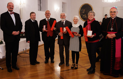 v. l n. r. Johann Schlatzer (Kanzler bischöfliches Ordinariat), Erich Linhardt (Generalvikar), Karl Fraißler, Ernest Theussl, Erika Raunig, Andrea Ederer, Bischof Wilhelm Krautwaschl