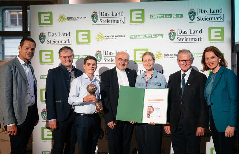 Verleihung Energy Globe STYRIA AWARD 2026 / Fabian Weissitsch (v.l.n.r.) Team der Diözese Graz Seckau: Wolfgang Pucher, Martin Halmer, Felix Grubholz, Diözesanbischof Wilhelm Krautwaschl, Veronika Kirbisser, Josef Niederl mit Rubrikpatin Landesrätin Simone Schmiedtbauer