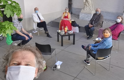 Angeregter Austausch auf Abstand im Brunnenhof