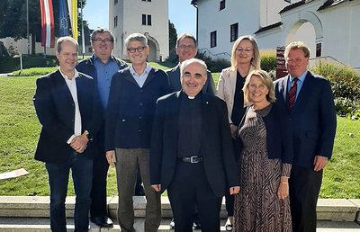 Diözesanbischof Wilhelm Krautwaschl mit dem neuen Diözesanen Wirtschaftsrat. (nicht am Bild: Generalvikar Erich Linhardt, Norbert Weber)