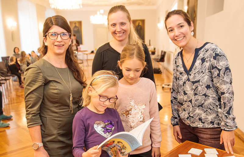 SONNTAGSBLATT, Gerd Neuhold Ulrike Schellander, Christine Magerl und Julia Rust mit ihren Töchtern setzten gemeinsam mit der Firma Conventa das Projekt 'Elternbildung goes online' um.